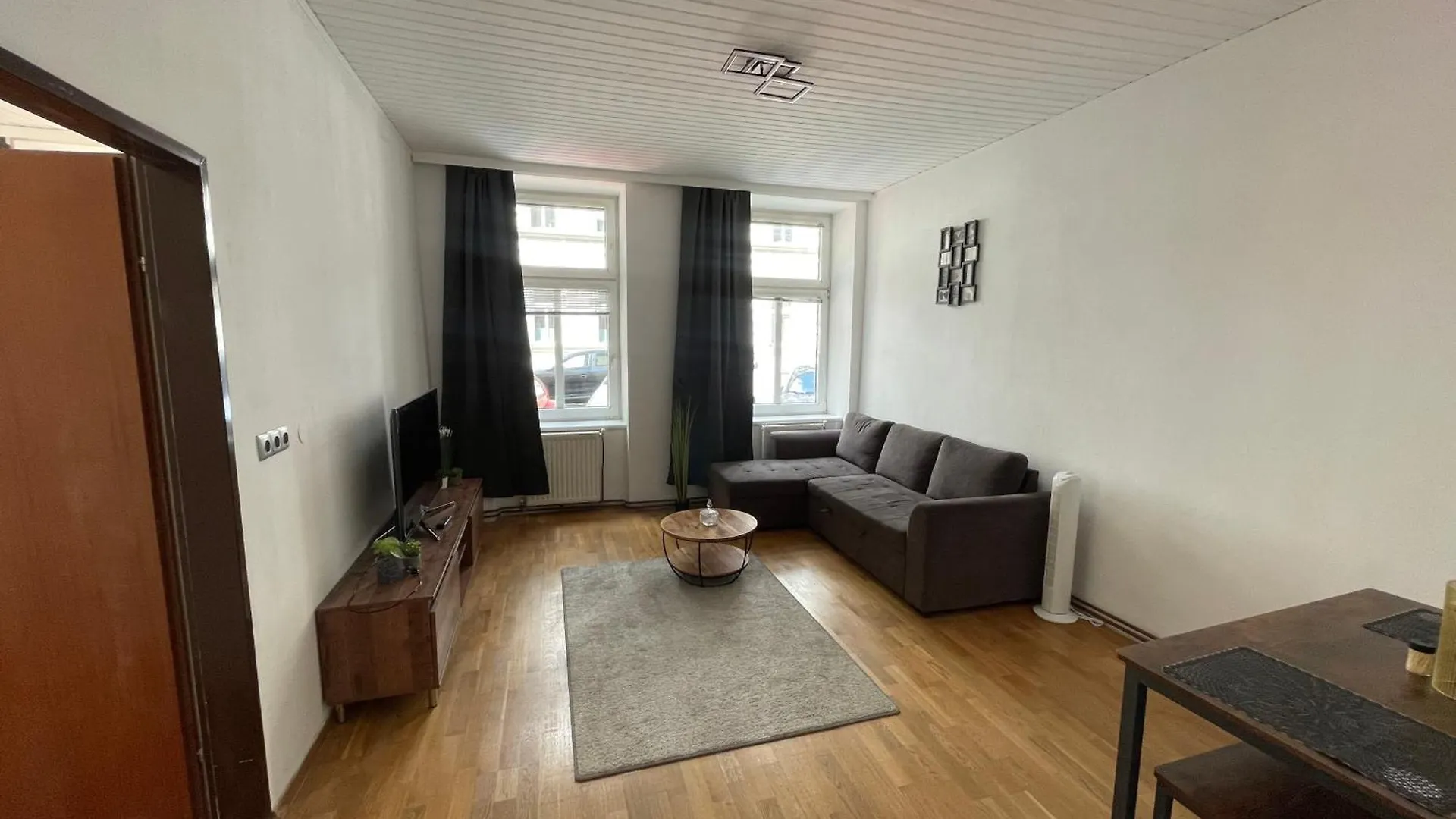 Central Apartment In Vienna contacts